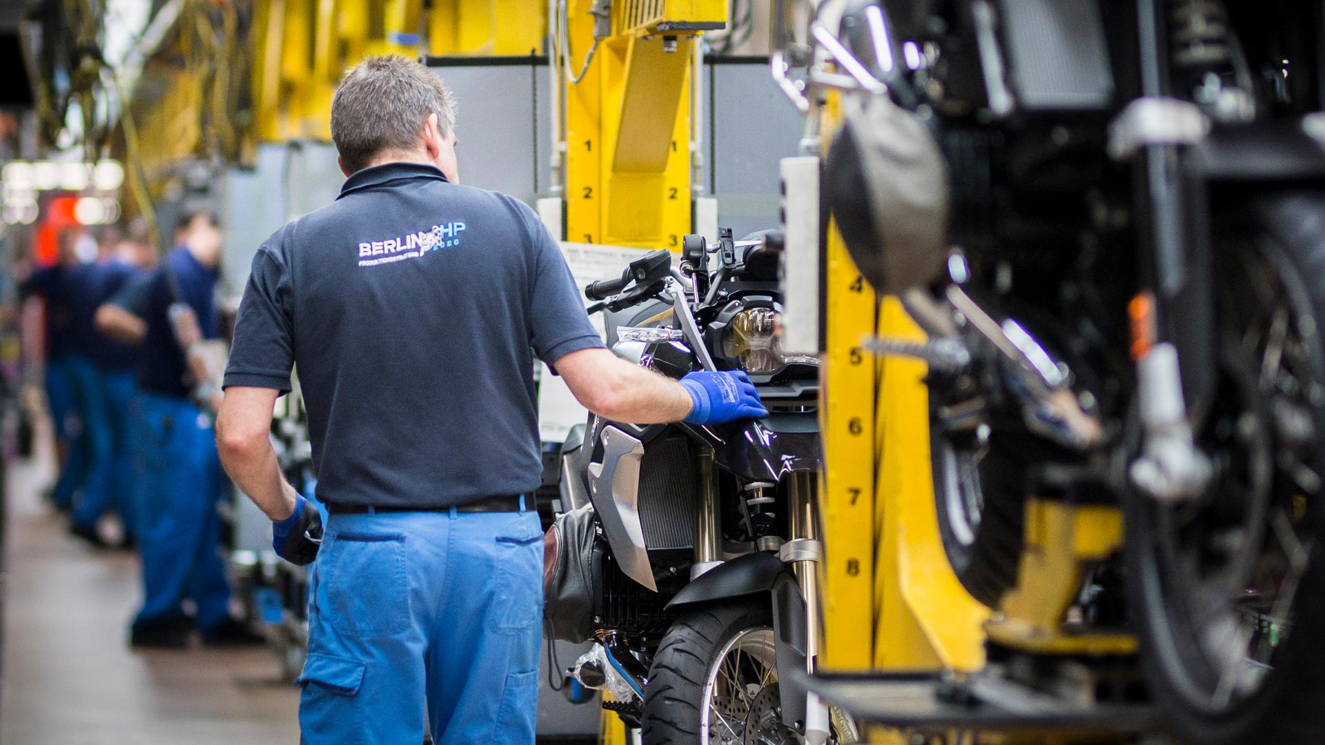 Ein Mechaniker bei der Montage eines Motorrads im BMW Werk in Berlin