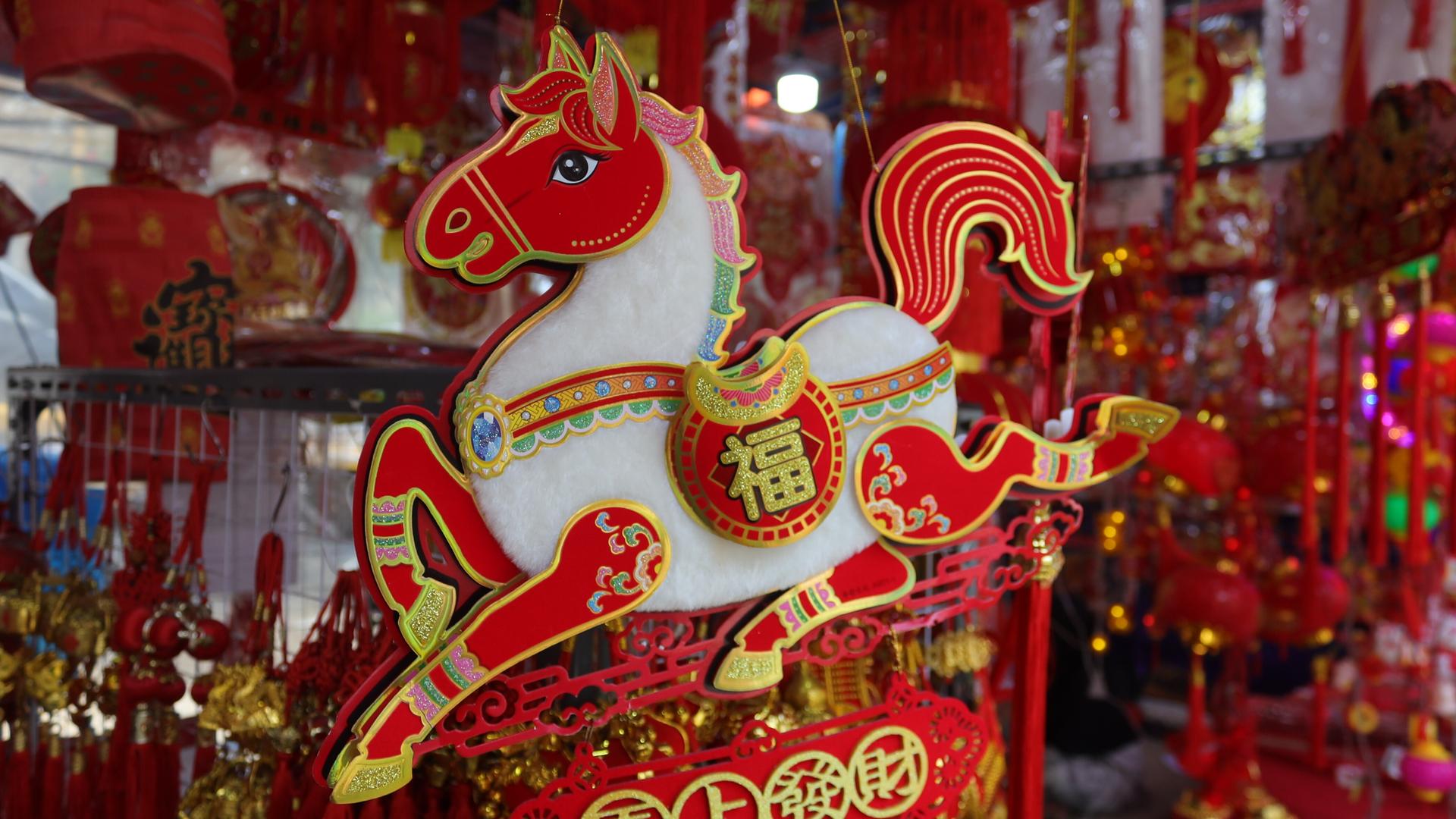 Eine chinesische Pferdefigur an einem Marktstand.