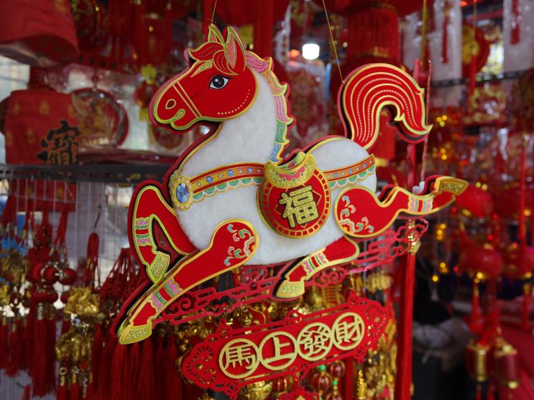 Eine chinesische Pferdefigur an einem Marktstand.