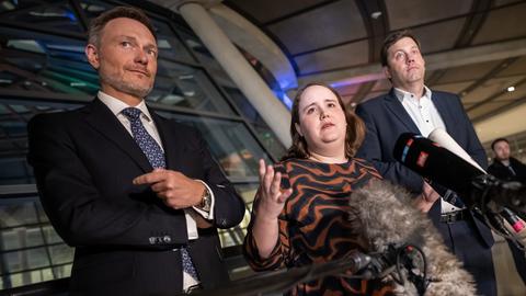 Die Parteichefs der Koalitionsparteien Christian Lindner (FDP, links), Ricarda Lang (Grüne, Mitte), und Lars Klingbeil (SPD, rechts) sprechen im Bundestag nach dem Koalitionsausschuss.