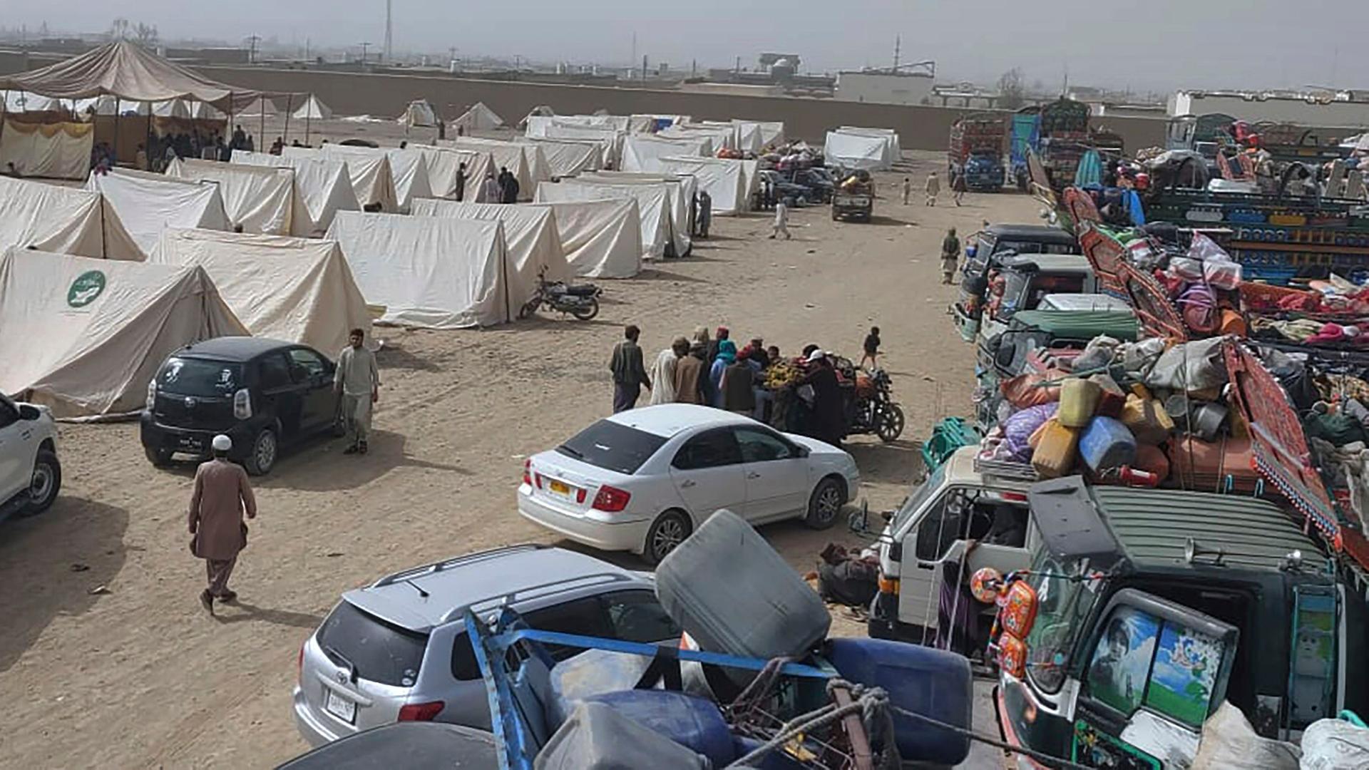 Afghanen warten in Chaman, einer Stadt an der pakistanisch-afghanischen Grenze, in einem Lager, das von den Behörden eingerichtet wurde, um illegal in Pakistan lebenden Menschen in ihr Heimatland abzuschieben.