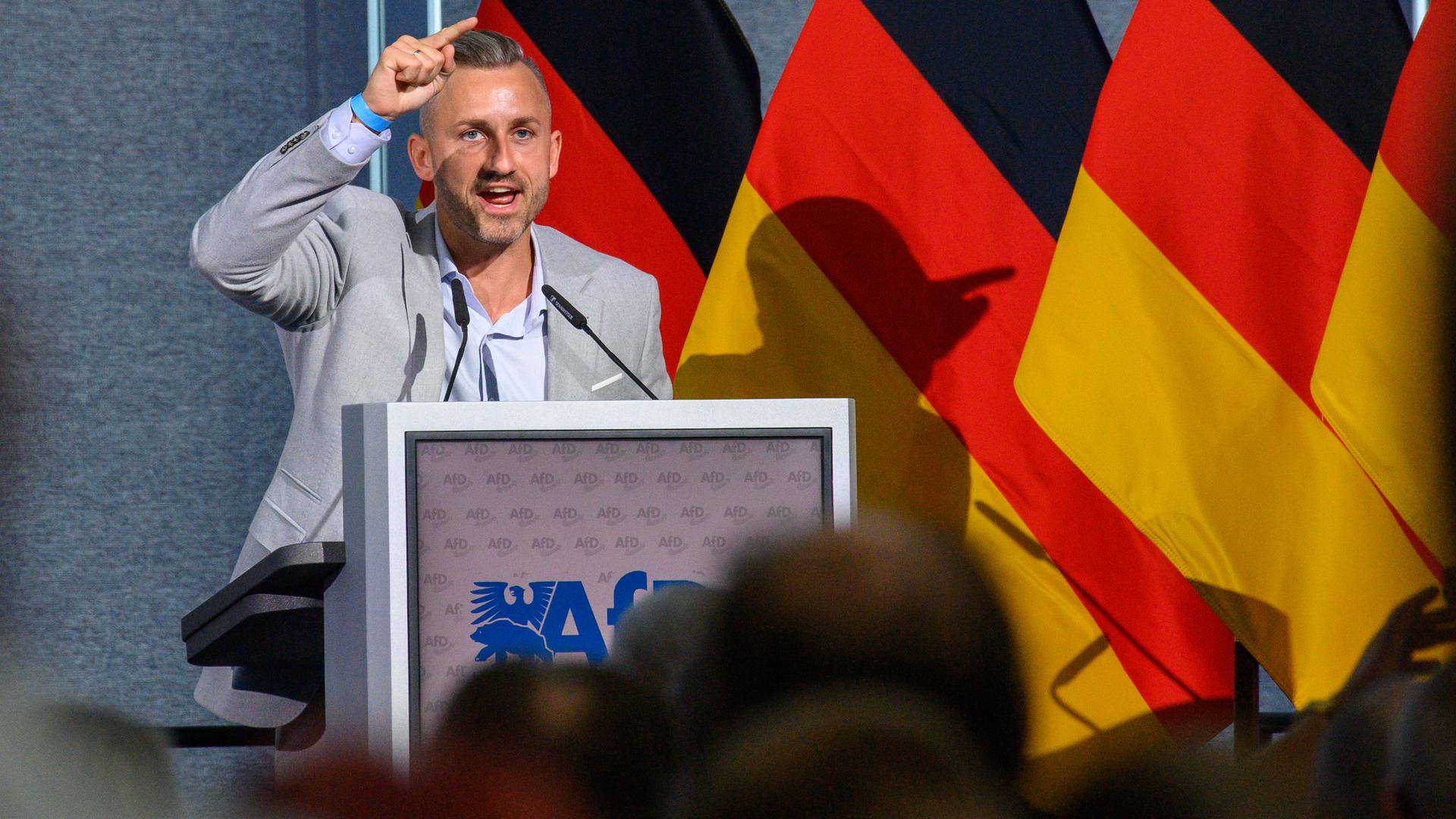 Ulrich Siegmund, Spitzenkandidat der AfD bei der Landtagswahl in Sachsen-Anhalt, spricht auf dem Landesparteitag in Magdeburg. Ulrich Siegmund, Spitzenkandidat der AfD bei der Landtagswahl in Sachsen-Anhalt, spricht auf dem Landesparteitag in Magdeburg.