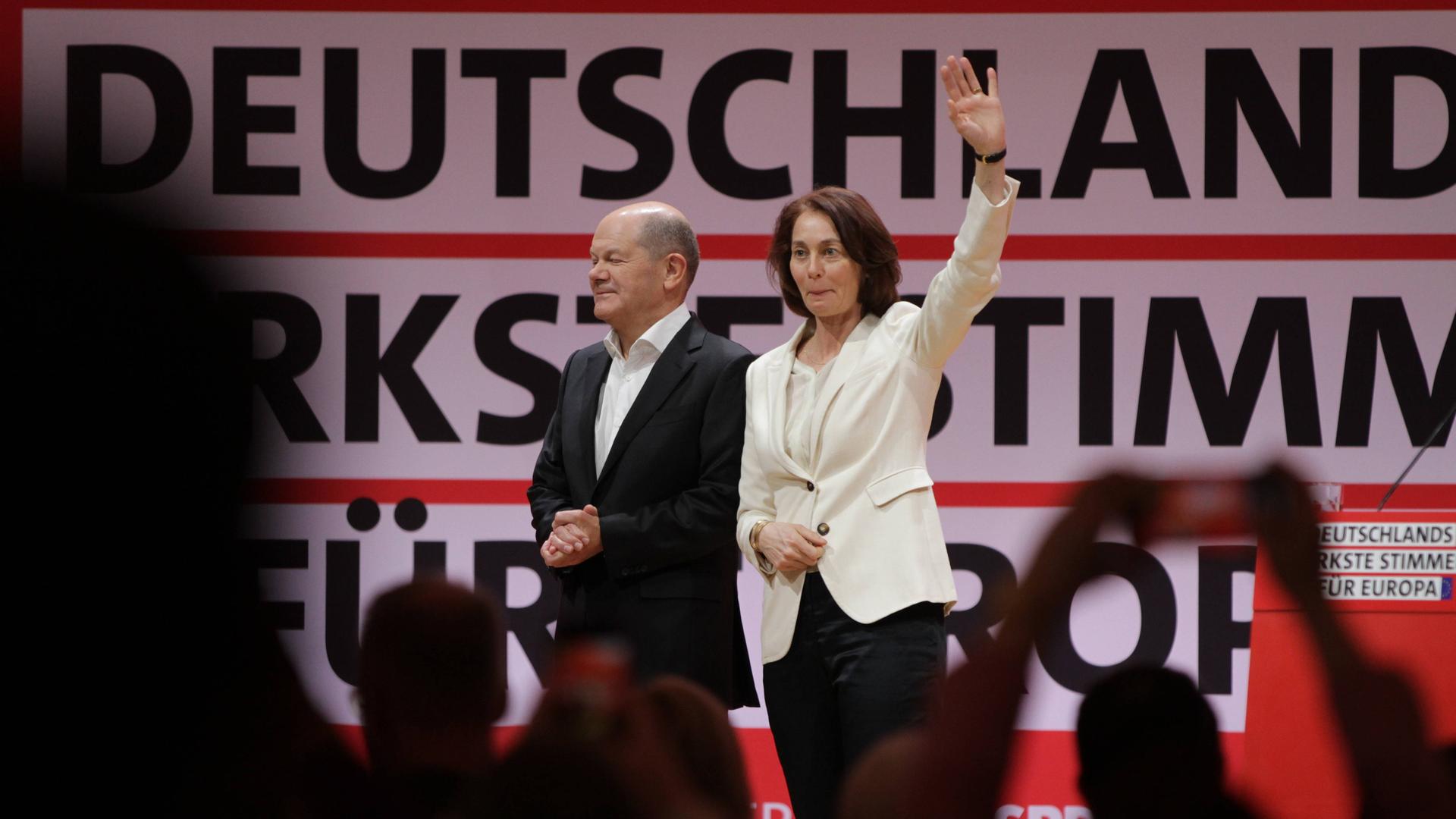 Die Spitzenkandidatin der SPD für die Europawahl, Katarina Barley, zusammen mit Bundeskanzler Olaf Scholz. Die Spitzenkandidatin der SPD für die Europawahl, Katarina Barley, zusammen mit Bundeskanzler Olaf Scholz.