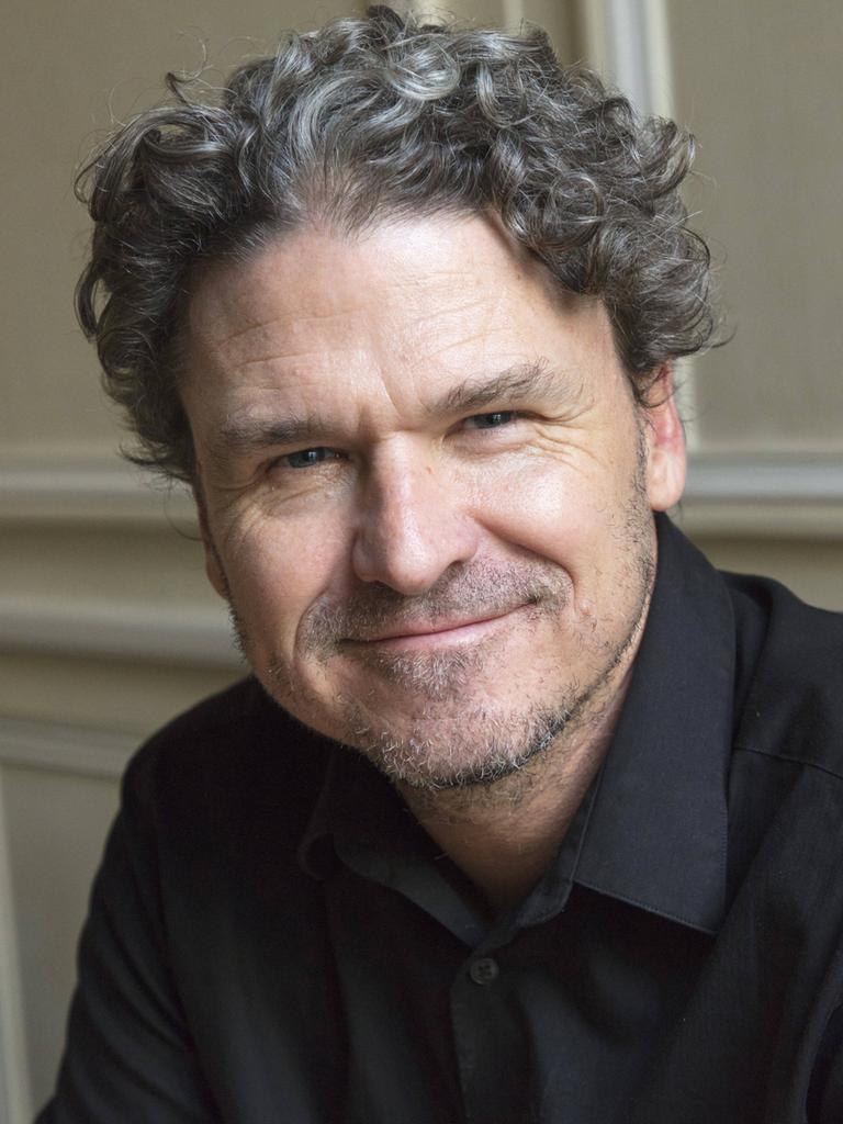 Der US-Autor Dave Eggers blickt freundlich in die Kamera.