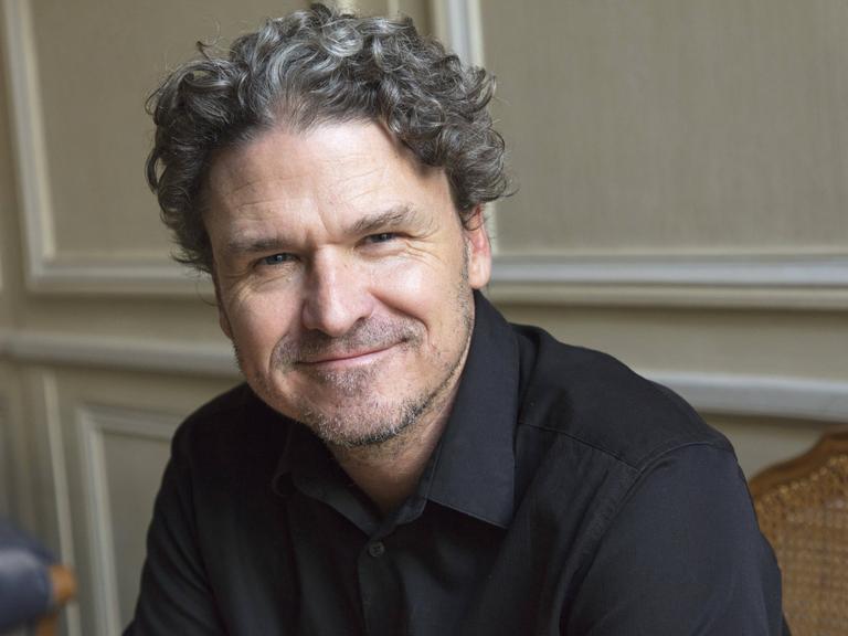 Der US-Autor Dave Eggers blickt freundlich in die Kamera.