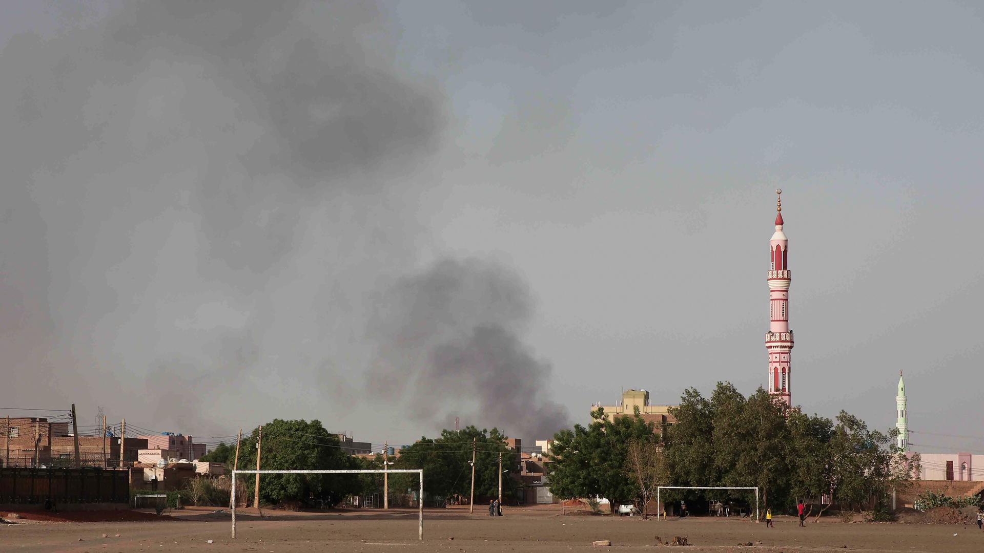 Sudan, Khartum: Rauch steigt über der Stadt in den Himmel.