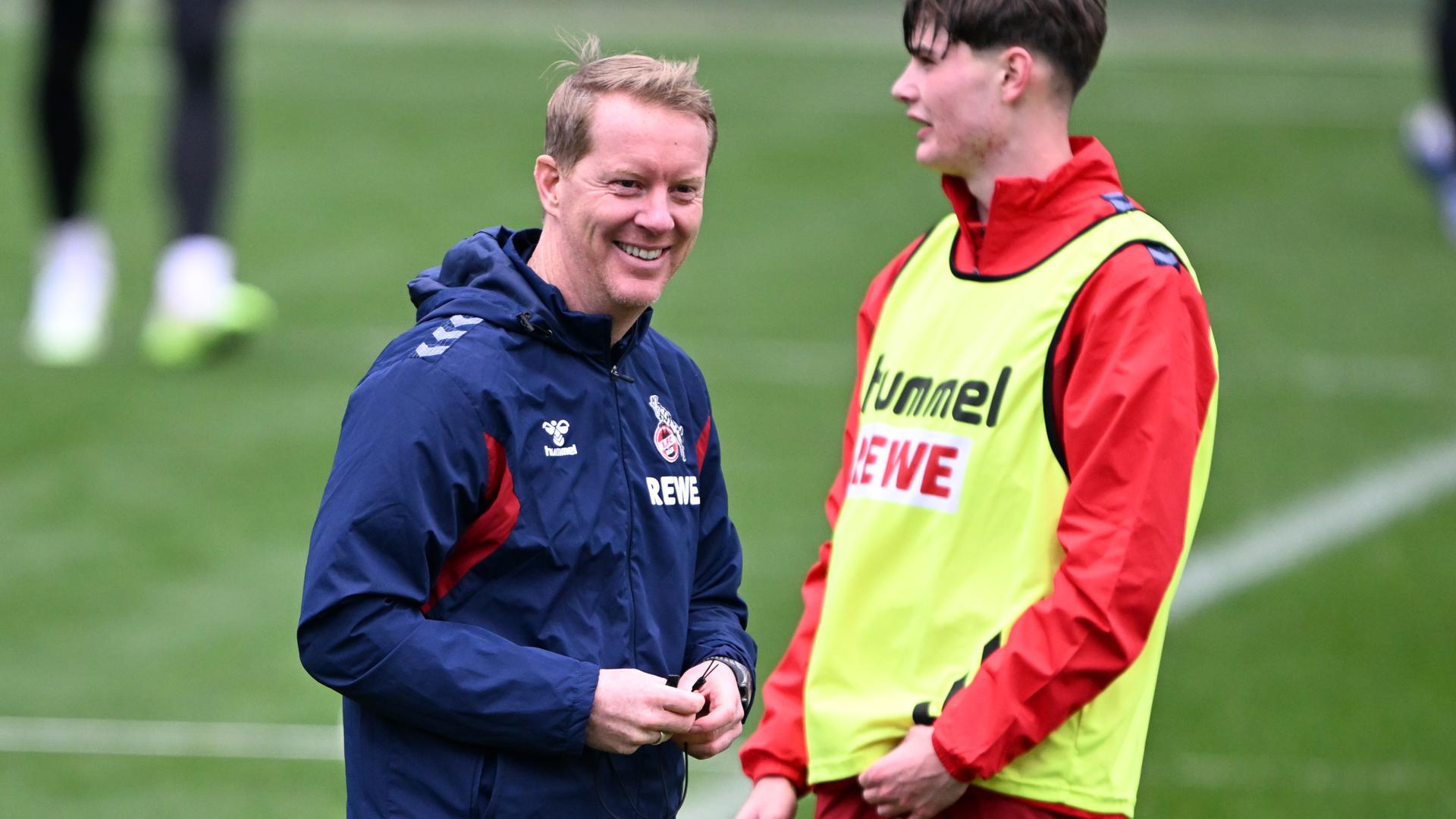 Der neue FC-Köln-Trainer Timo Schultz bei seinem ersten Training: Er steht zusammen mit Jaka Cuber Potocnik auf dem Platz.