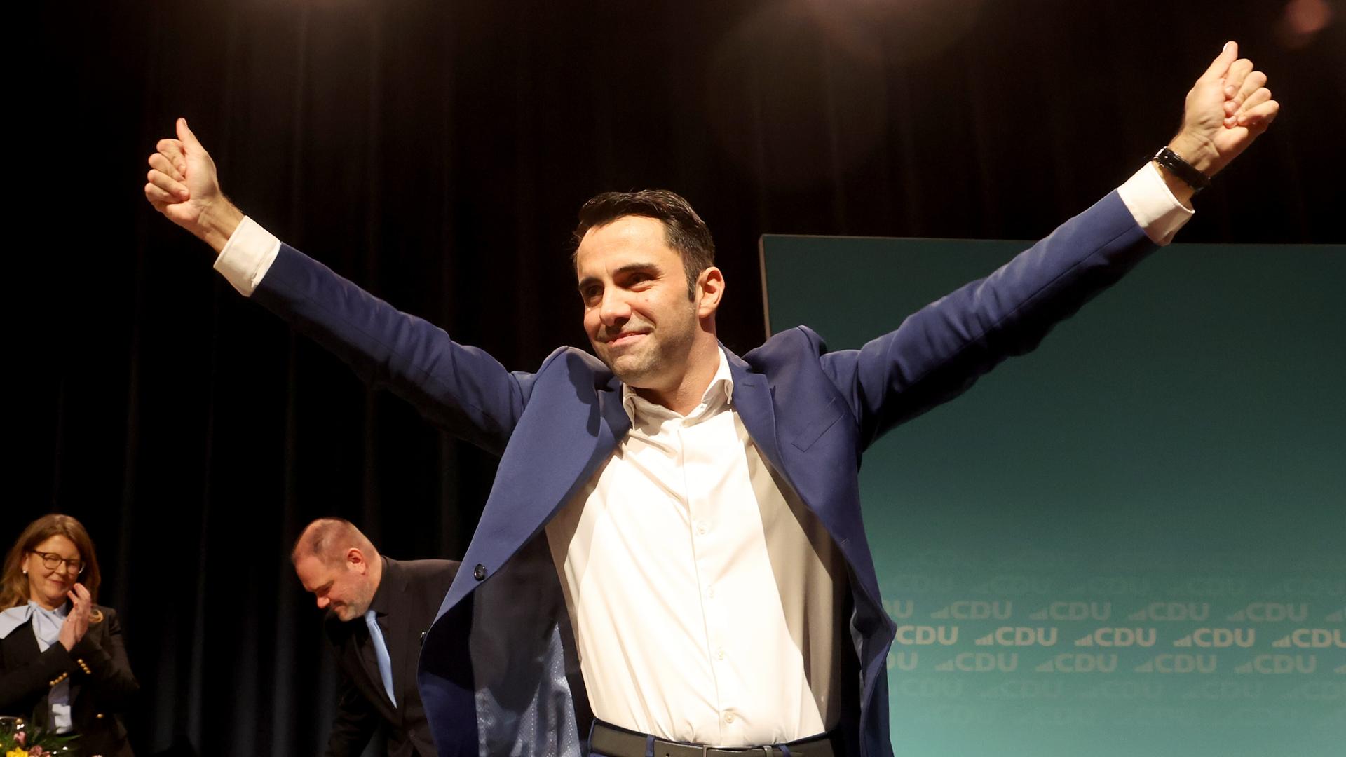 Der CDU-Politiker Daniel Peters steht auf der Bühne, zeigt beide Daumen und lächelt. Der CDU-Politiker Daniel Peters steht auf der Bühne, zeigt beide Daumen und lächelt.