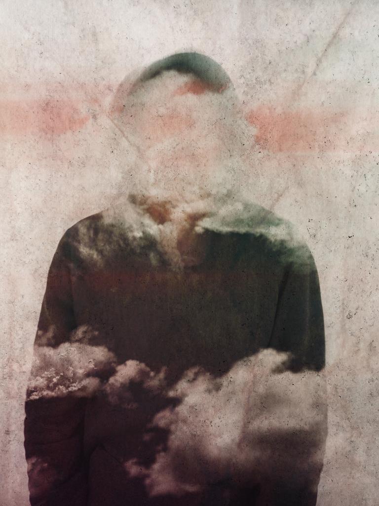 Diffuse Figur, deren Gesichtszüge und Teile des Körpers von Wolken verhangen sind