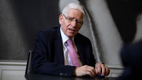 Josef Schuster, Präsident des Zentralrats der Juden in Deutschland, sitzt an einem Schreibtisch.
