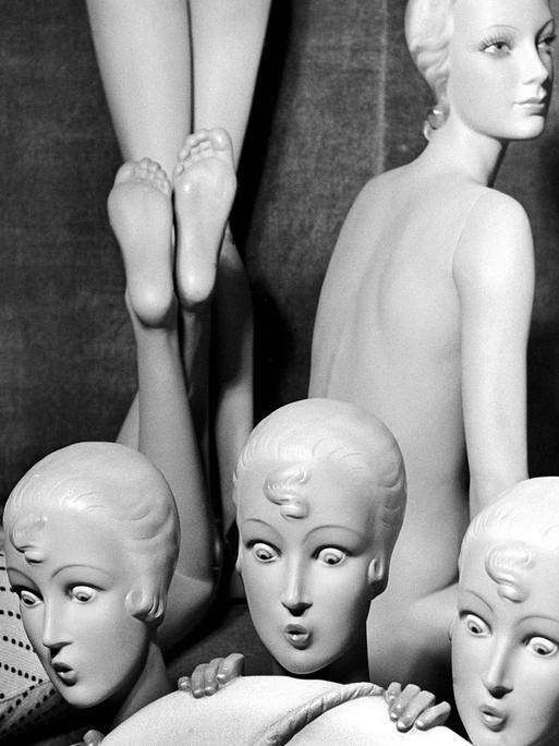 Schaufensterpuppen mit erstauntem Gesichtsausdruck in den Wirtschaftwunderjahren in Berlin.