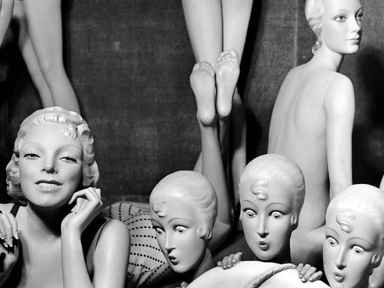 Schaufensterpuppen mit erstauntem Gesichtsausdruck in den Wirtschaftwunderjahren in Berlin.
