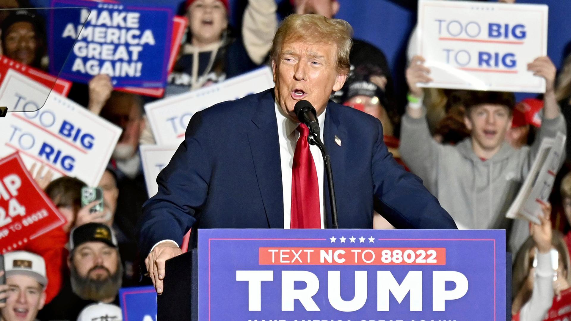 Ex-Präsident Donald Trump vor seinen Anhängern bei einer Wahlveranstaltung in Greensboro, North Carolina, USA am 2. März 2024.