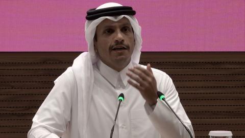 In diesem Videostandbild spricht der katarische Premierminister Al Thani vor der Presse. 