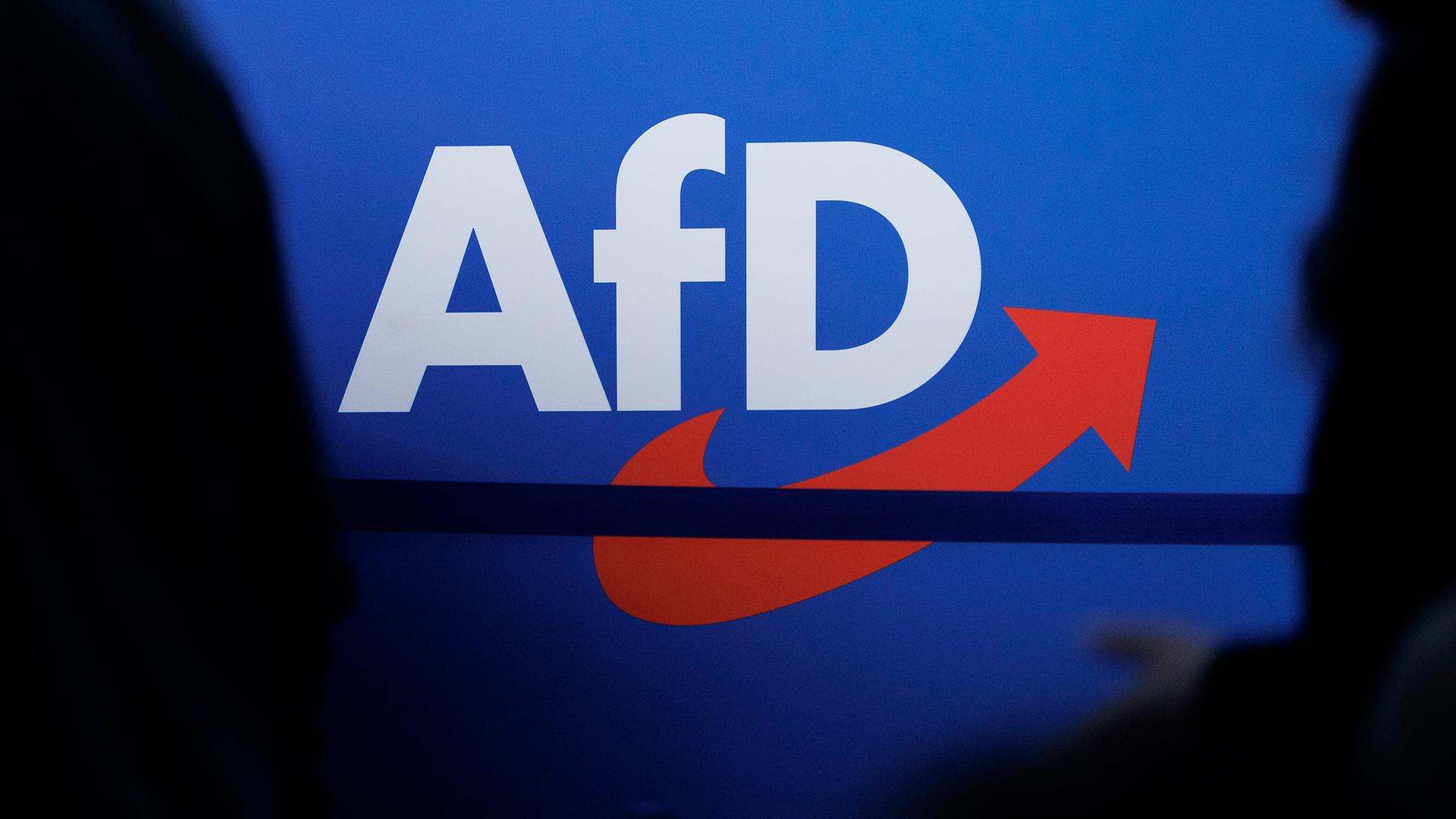 Das AfD-Parteilogo ist beim Bundesparteitag in der Magdeburger Messe zu sehen.