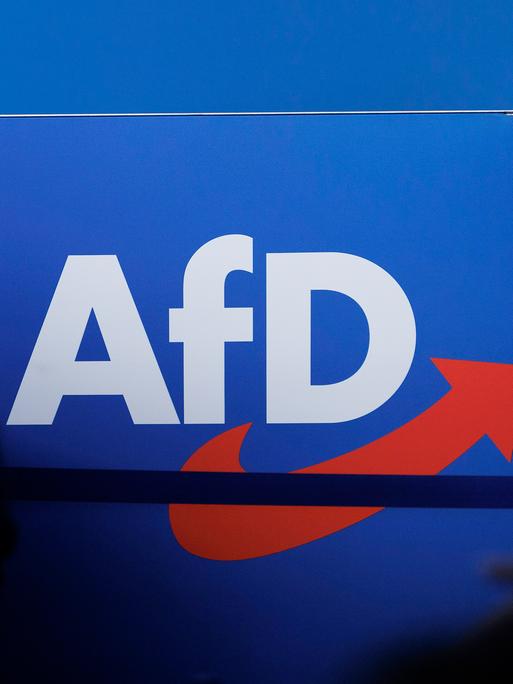 Das AfD-Parteilogo ist beim Bundesparteitag in der Magdeburger Messe zu sehen. 