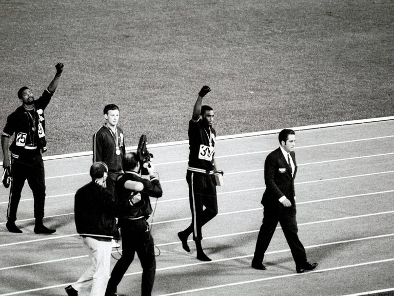 Die US-Athleten John Carlos (links) und Tommie Smith mit einer Black-Power-Geste bei den Olympischen Spielen 1968 in Mexiko