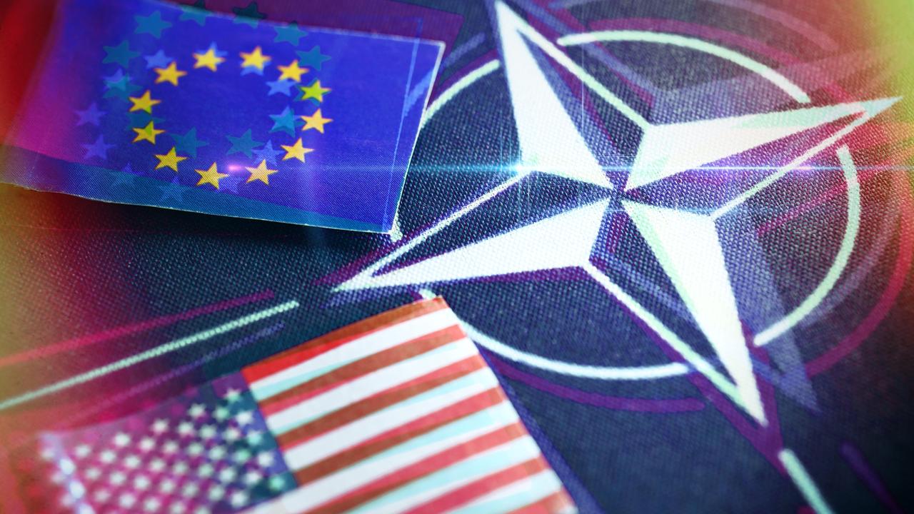 Die Fahnen von der EU und den USA auf NATO-Fahne, Fotomontage
