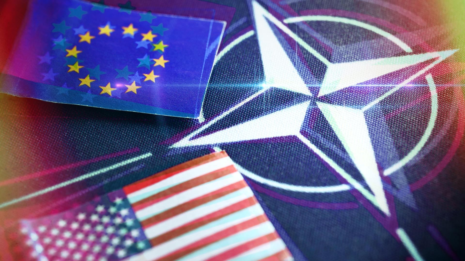 Die Fahnen von der EU und den USA auf NATO-Fahne, Fotomontage Die Fahnen von der EU und den USA auf NATO-Fahne, Fotomontage