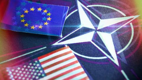 Die Fahnen von der EU und den USA auf NATO-Fahne, Fotomontage