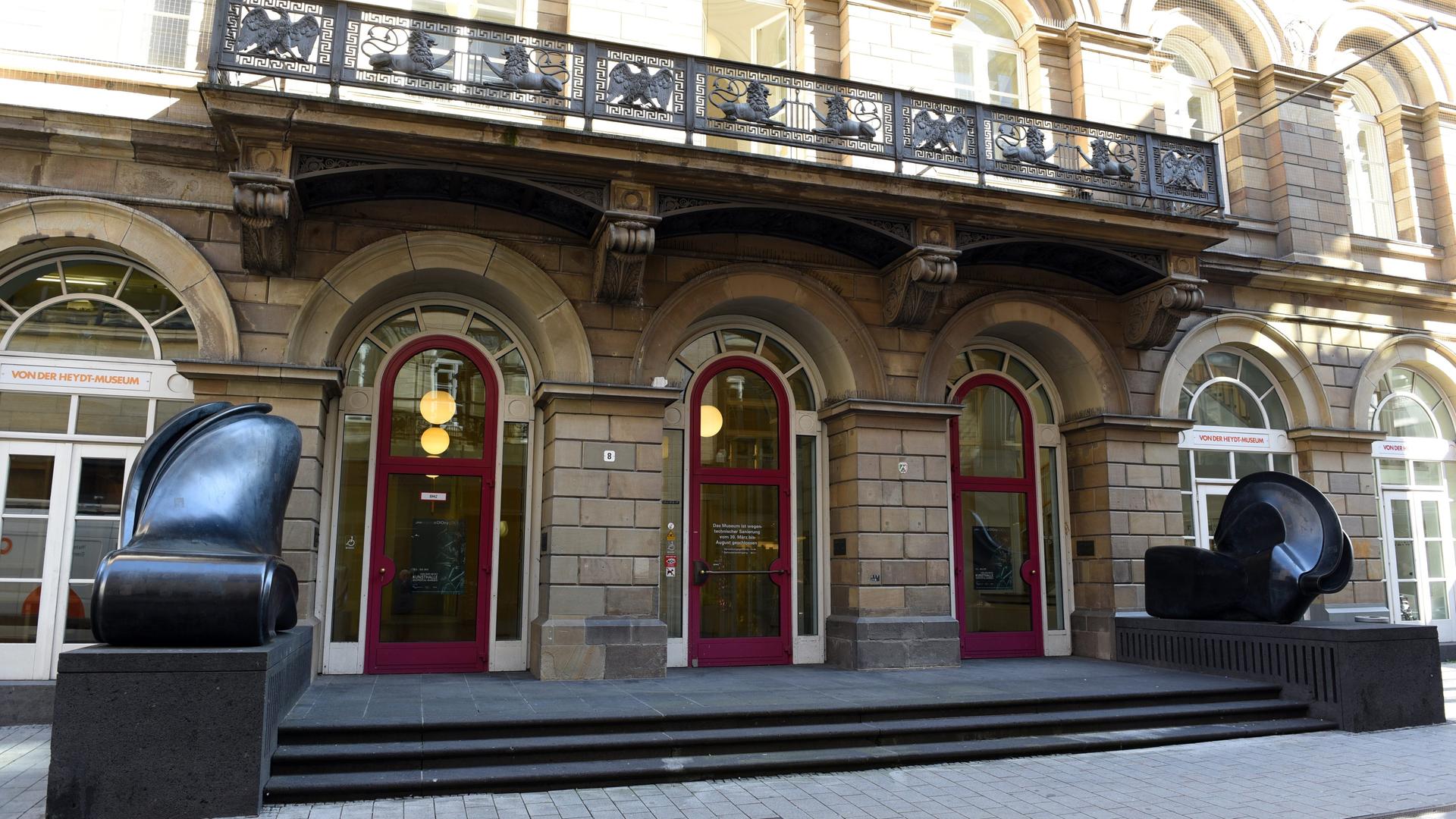 Das Von der Heydt-Museum (Haupteingang) mit der Bronzeskulptur Mörser/Flasche des Künstlers Tony Cragg, in Wuppertal (Nordrhein-Westfalen). 