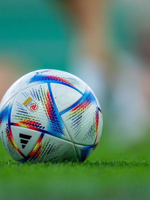 Ball des UEFA Conference League Spiels Vaduz gegen Rapid Wien
