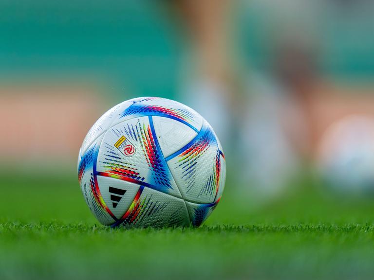 Ball des UEFA Conference League Spiels Vaduz gegen Rapid Wien