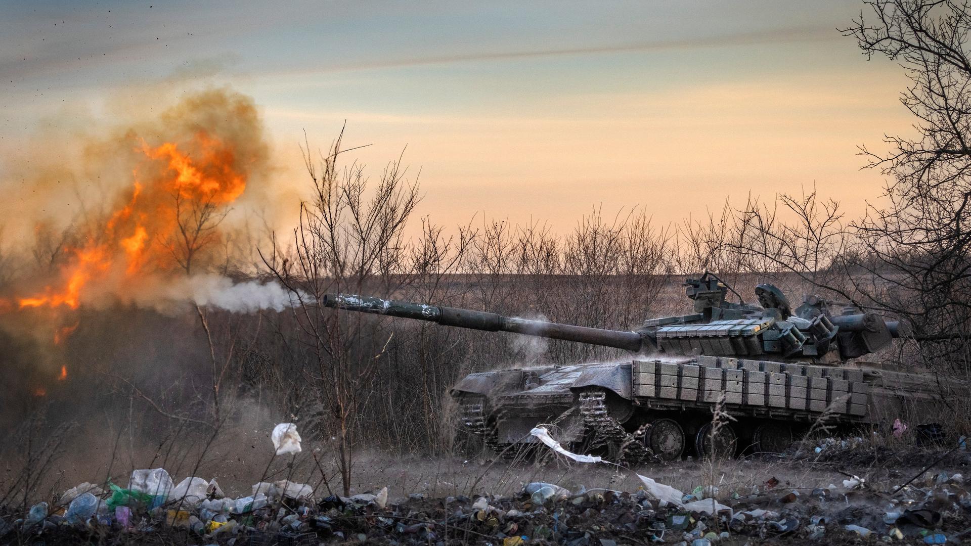 Ein ukrainischer Panzer der 17. Panzerbrigade feuert auf russische Stellungen in Tschassiw Jar, dem Schauplatz heftiger Kämpfe mit den russischen Truppen in der Region Donezk.