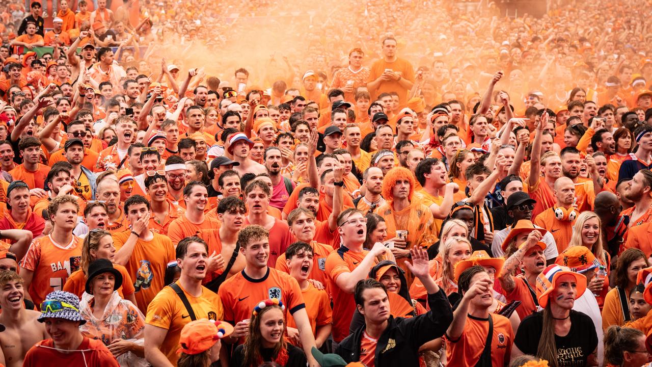 Niederländische Fans bei einem Fanmarsch in Dortmund.