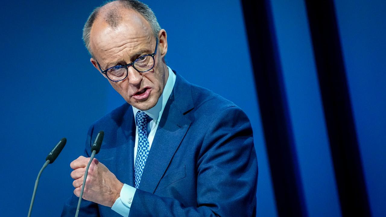 Friedrich Merz, Unions-Kanzlerkandidat und CDU-Bundesvorsitzender, spricht beim Bundesausschuss der CDU. Ein Mann mit wenigen weißen Haaren im blauen Anzug vor einer blauen Wand.