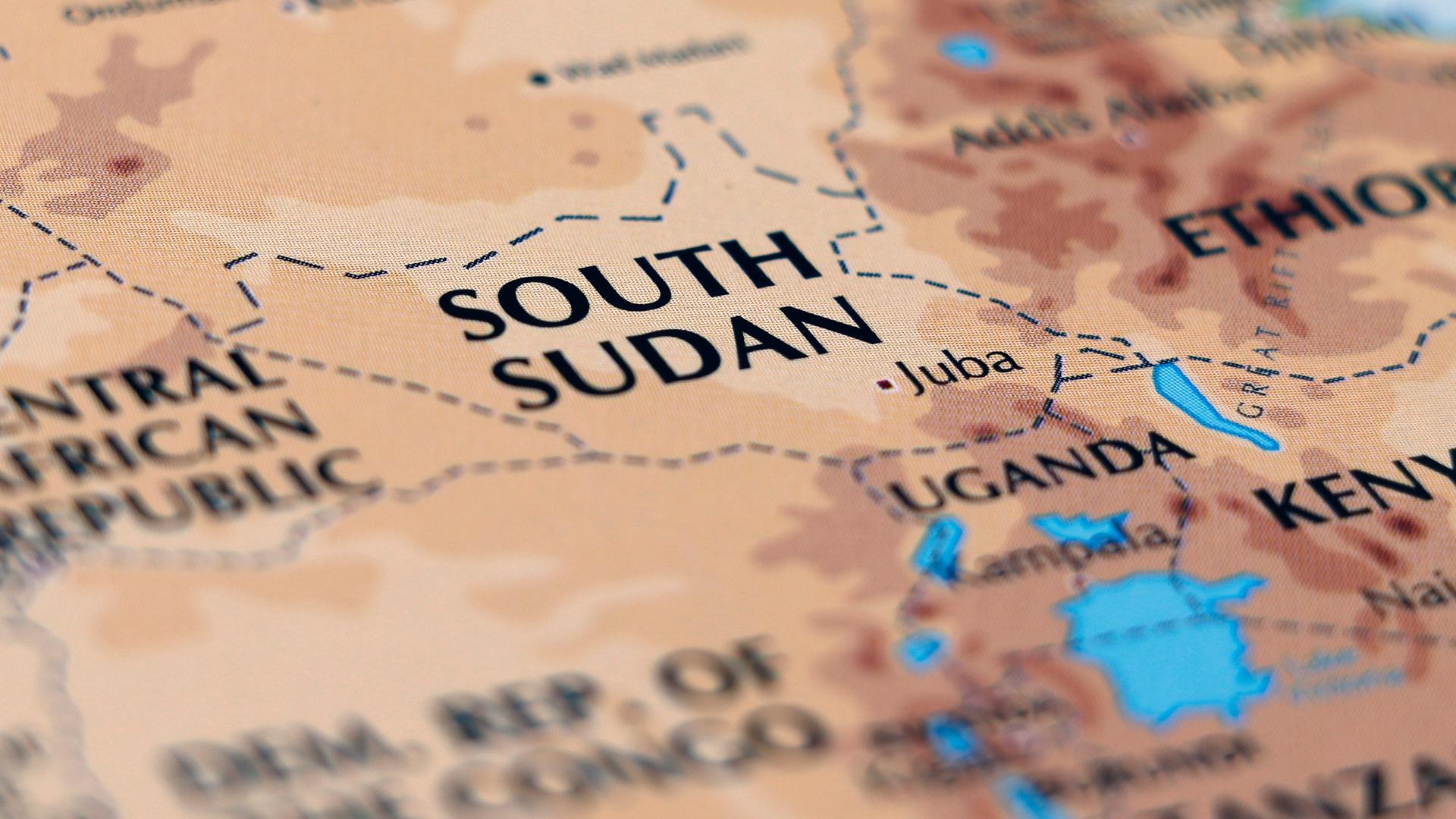 Eine Karte von Afrika, auf der der Südsudan und Uganda etwas deutlicher geschrieben ist, die anderen Länder sind ein wenig verschwommen. Eine Karte von Afrika, auf der der Südsudan und Uganda etwas deutlicher geschrieben ist, die anderen Länder sind ein wenig verschwommen.