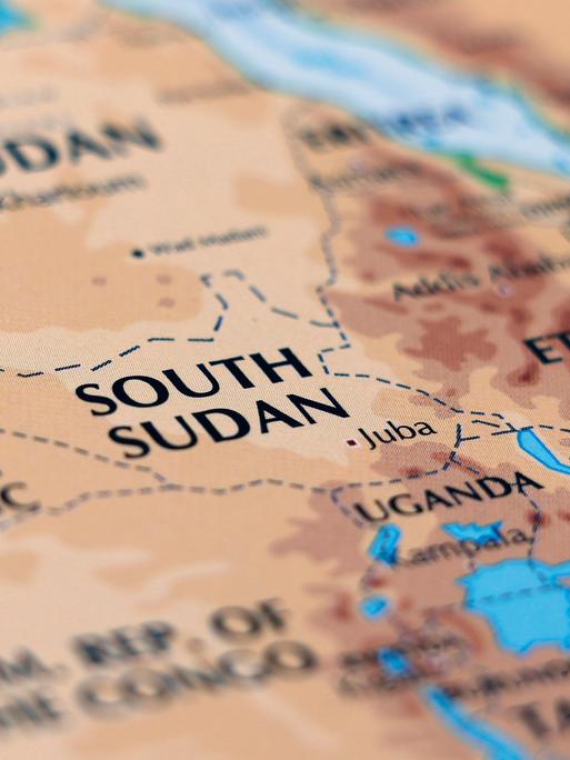 Eine Karte von Afrika, auf der der Südsudan und Uganda etwas deutlicher geschrieben ist, die anderen Länder sind ein wenig verschwommen.