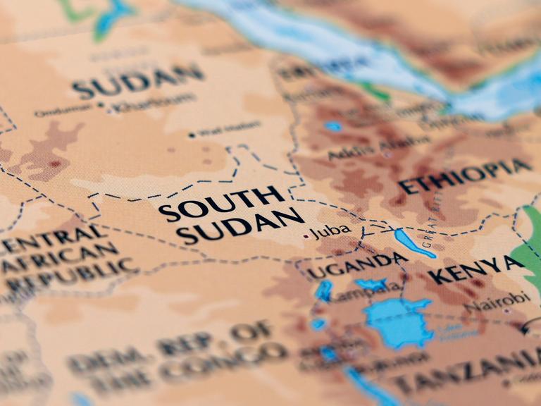 Eine Karte von Afrika, auf der der Südsudan und Uganda etwas deutlicher geschrieben ist, die anderen Länder sind ein wenig verschwommen.