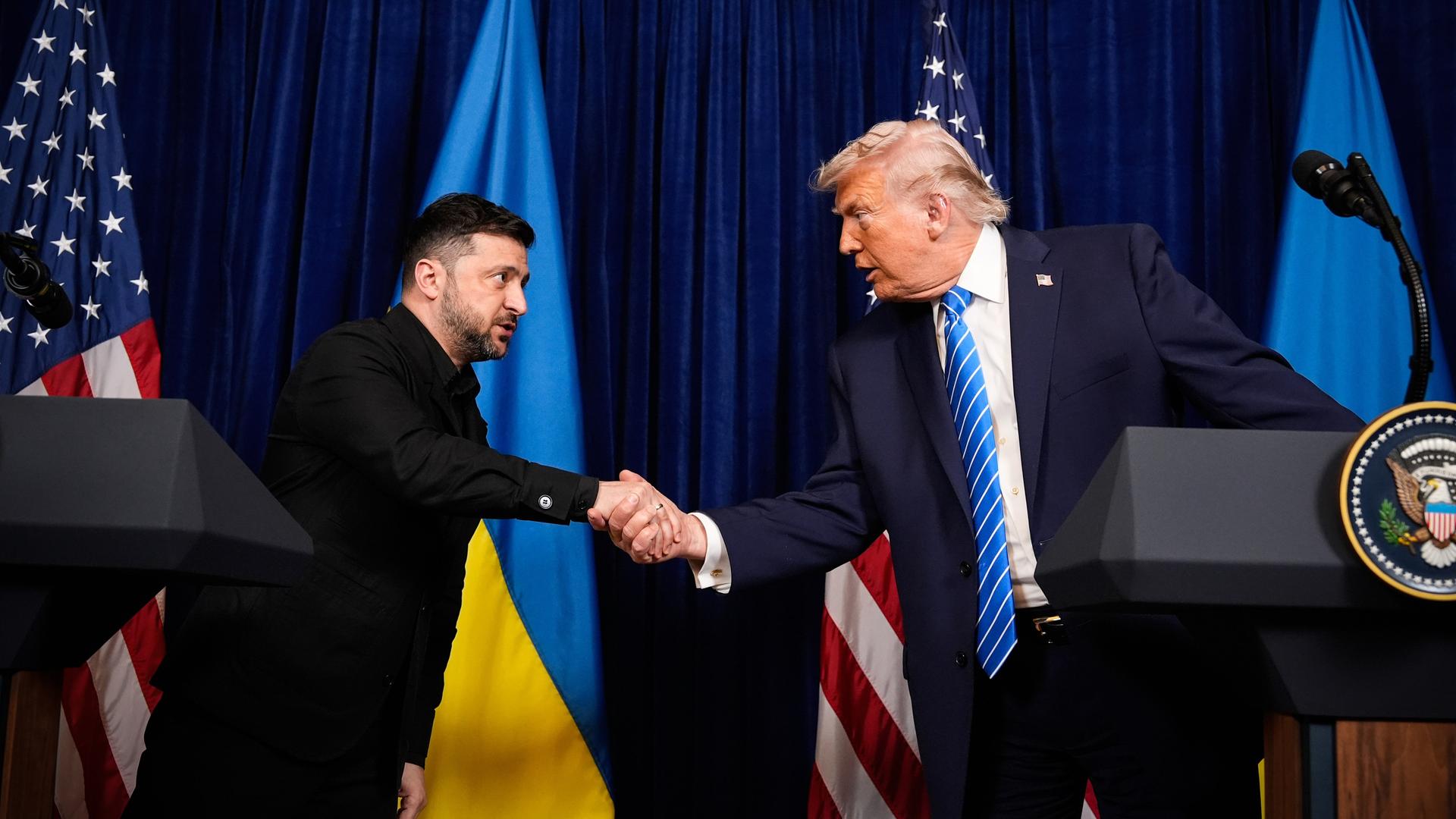 US-Präsident Donald Trump (r) und Wolodymyr Selenskyj, Präsident der Ukraine, geben sich zu Beginn einer gemeinsamen Pressekonferenz nach einem Treffen in Trumps Mar-a-Lago-Club die Hand. US-Präsident Donald Trump (r) und Wolodymyr Selenskyj, Präsident der Ukraine, geben sich zu Beginn einer gemeinsamen Pressekonferenz nach einem Treffen in Trumps Mar-a-Lago-Club die Hand.