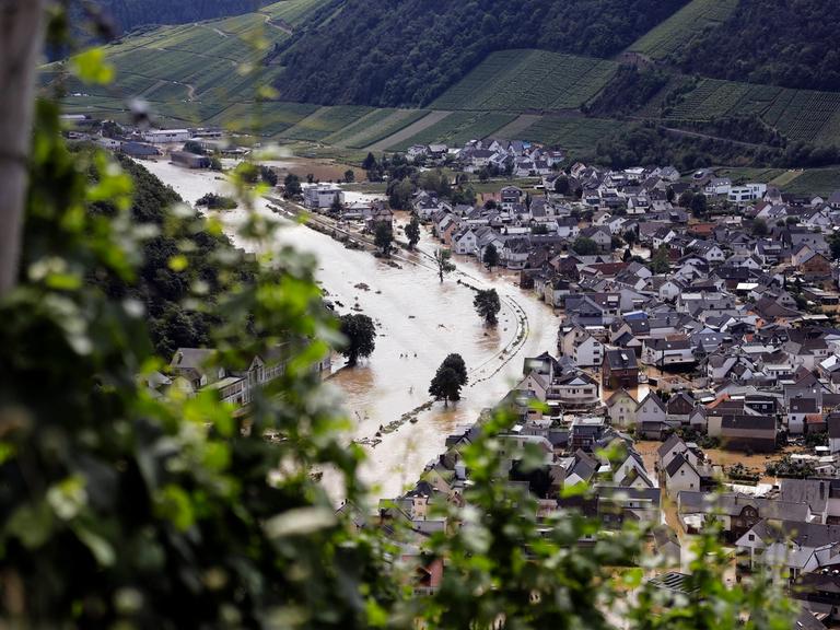Flutkatastrophe im Ahrtal 2021: Der Ort Dernau im Landkreis Ahrweiler wurde beinahe komplett von den Wassermassen überflutet.