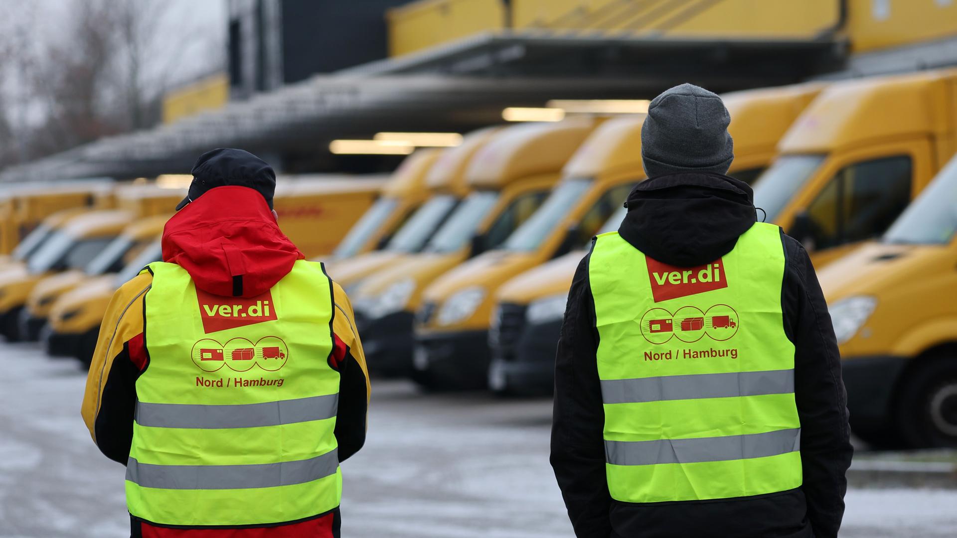 Mecklenburg-Vorpommern, Rostock: Am Zustellstützpunkt der Deutschen Post DHL am Hauptbahnhof haben sich die Mitarbeiter zum Warnstreik eingefunden, im Hintergrund stehen die Zustellfahrzeuge. Mecklenburg-Vorpommern, Rostock: Am Zustellstützpunkt der Deutschen Post DHL am Hauptbahnhof haben sich die Mitarbeiter zum Warnstreik eingefunden, im Hintergrund stehen die Zustellfahrzeuge.