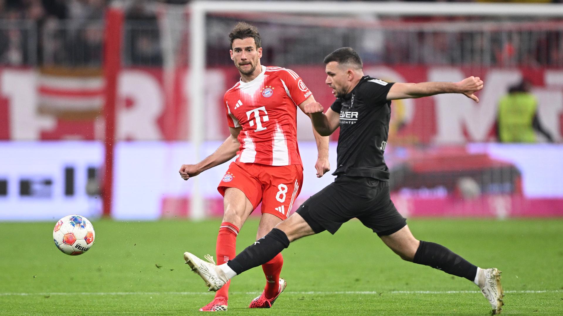 Leon Goretzka (Bayern München) und Kevin Stöger (Borussia Mönchengladbach) auf dem Platz