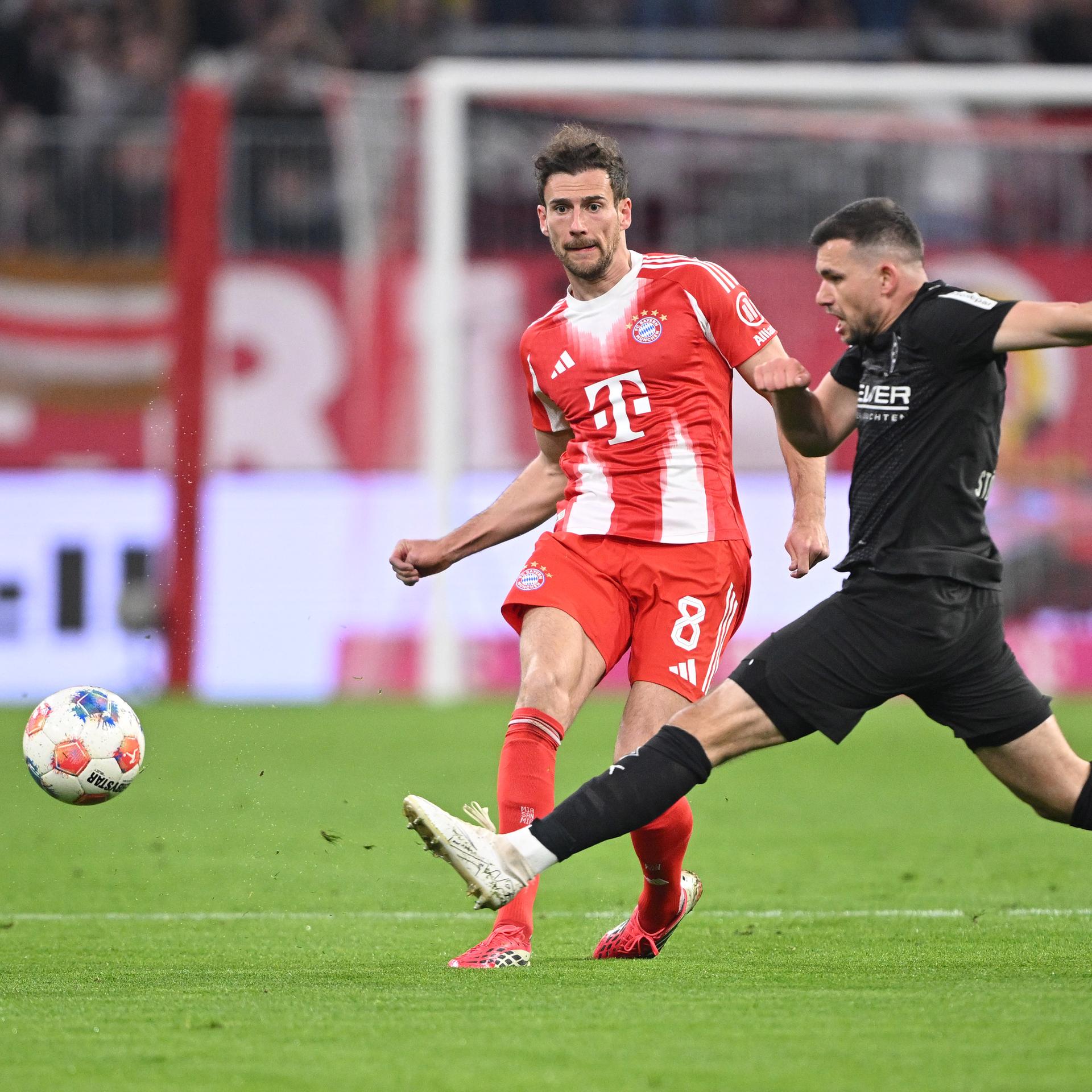 Leon Goretzka (Bayern München) und Kevin Stöger (Borussia Mönchengladbach) auf dem Platz