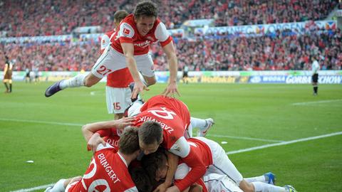 Fußballer des FSV Mainz 05 jubeln über ein Tor und bilden einen Menschenhaufen.