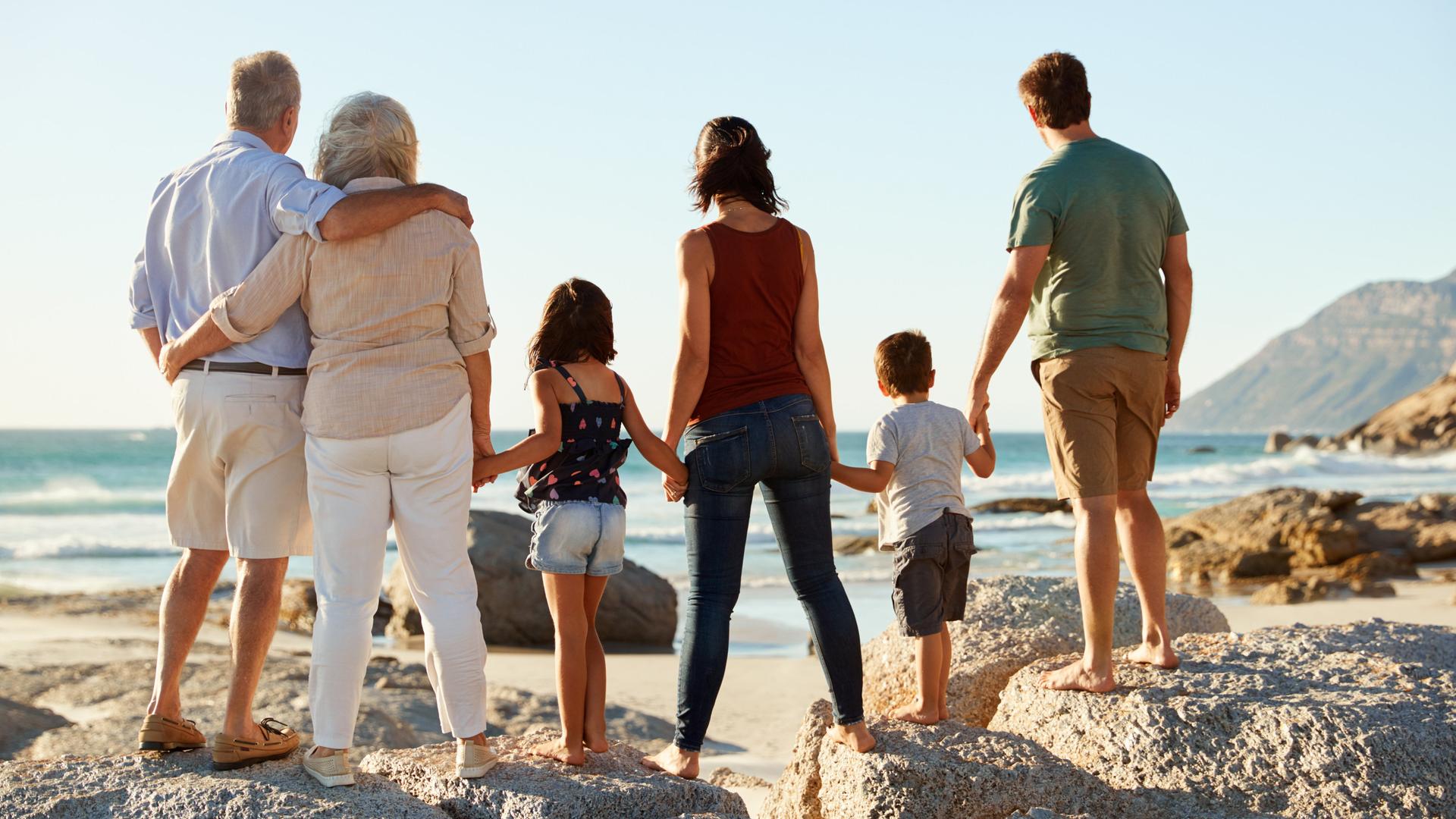 Eine Familie mit mehreren Generationen am Strand.