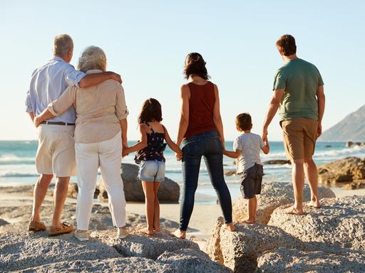 Eine Familie mit mehreren Generationen am Strand.