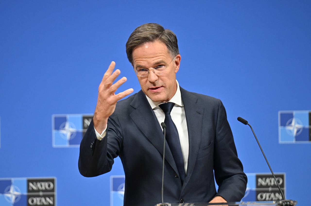 NATO-Generalsekretär Mark Rutte spricht an einem Rednerpult.