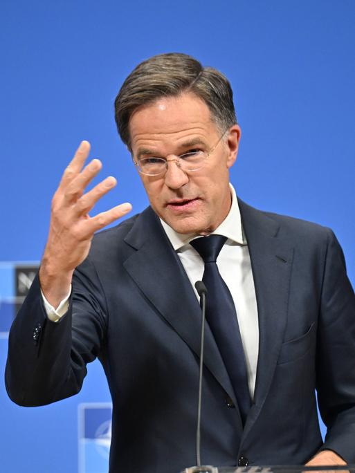NATO-Generalsekretär Mark Rutte spricht an einem Rednerpult.