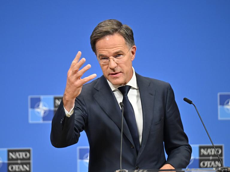 NATO-Generalsekretär Mark Rutte spricht an einem Rednerpult.
