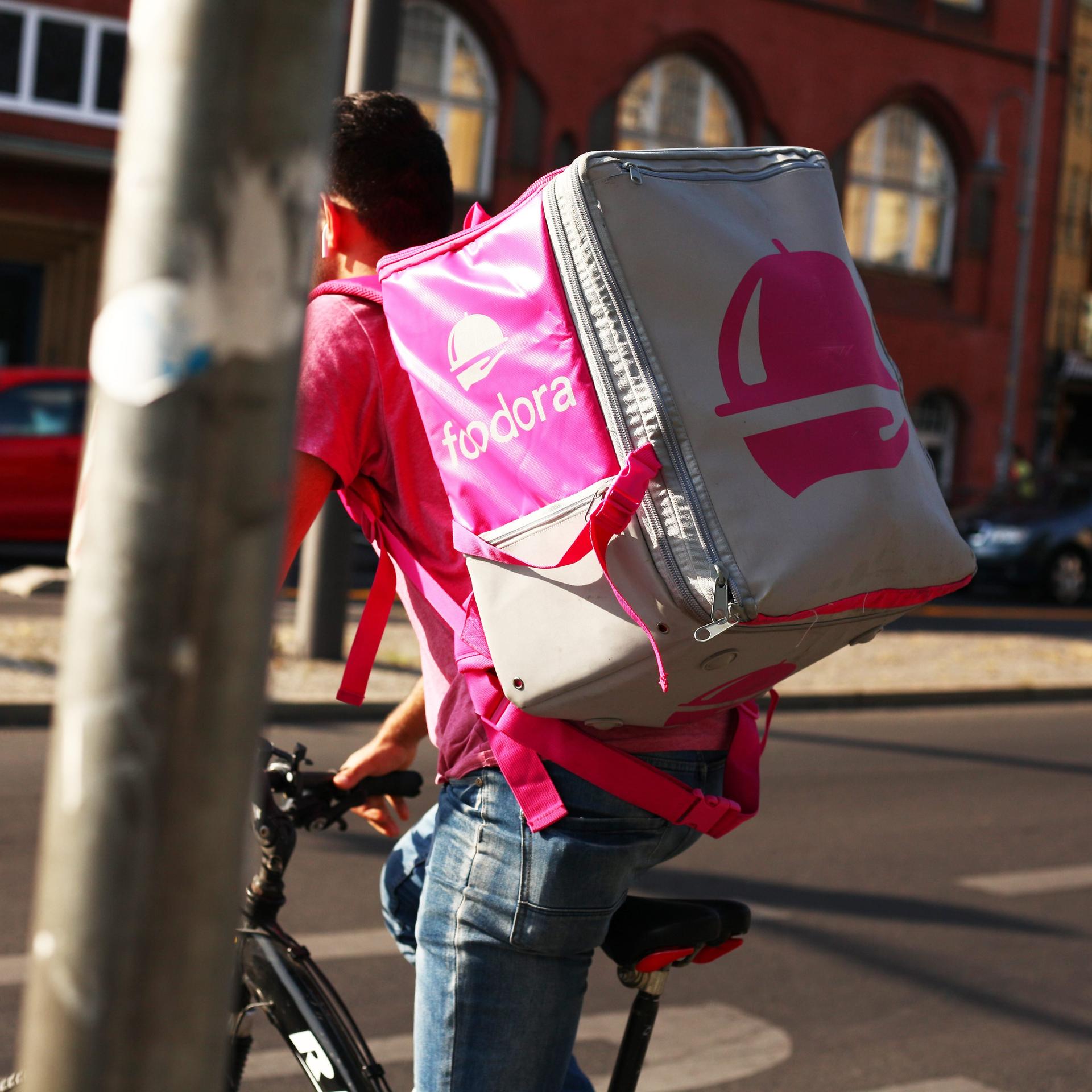 Fahrer von Foodora auf einem Fahrrad