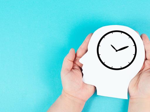 Silhouette eines Kopfes mit einer Uhr. Symbol für Zeitdruck und Management in der Wirtschaft, aber auch für:  eine Frist oder einen Termin haben, Effizienzplanung. Dieses Bild kann als Symbol für "innere Uhr" dienen. 
