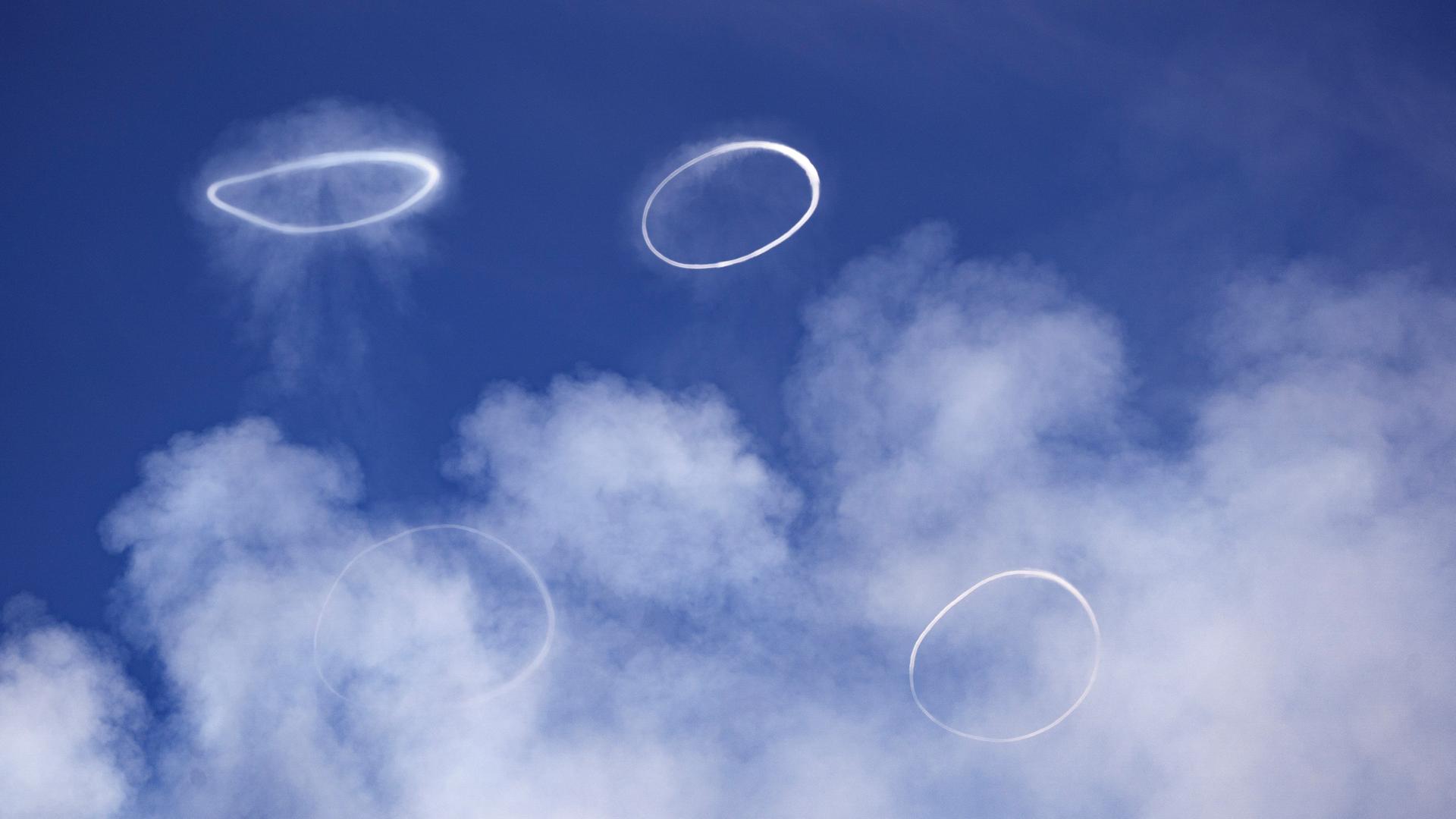 Am Himmel über dem Ätna sind Rauch-Ringe zu sehen.