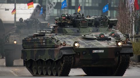 Ein Marder-Schützenpanzer der Bundeswehr nimmt an einer Militärparade während des Tages der Streitkräfte in Vilnius teil. Der Tag der Streitkräfte erinnert an die Wiederherstellung der litauischen Streitkräfte am 23. November 1918.