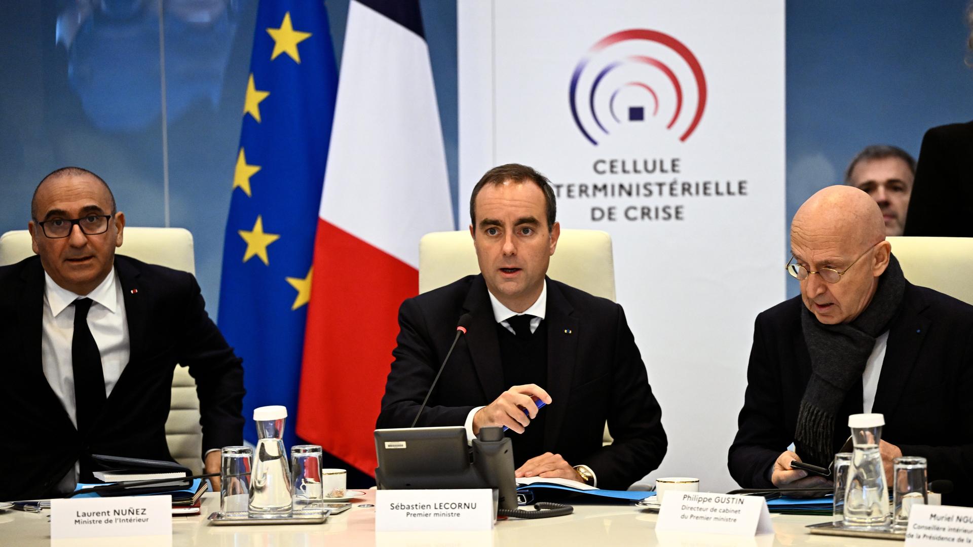 Der französische Innenminister Laurent Nunez , der französische Premierminister Sébastien Lecornu und der Stabschef des französischen Premierministers Philippe Gustinri nehmen an einer interministeriellen Krisensitzung im Innenministerium teil.