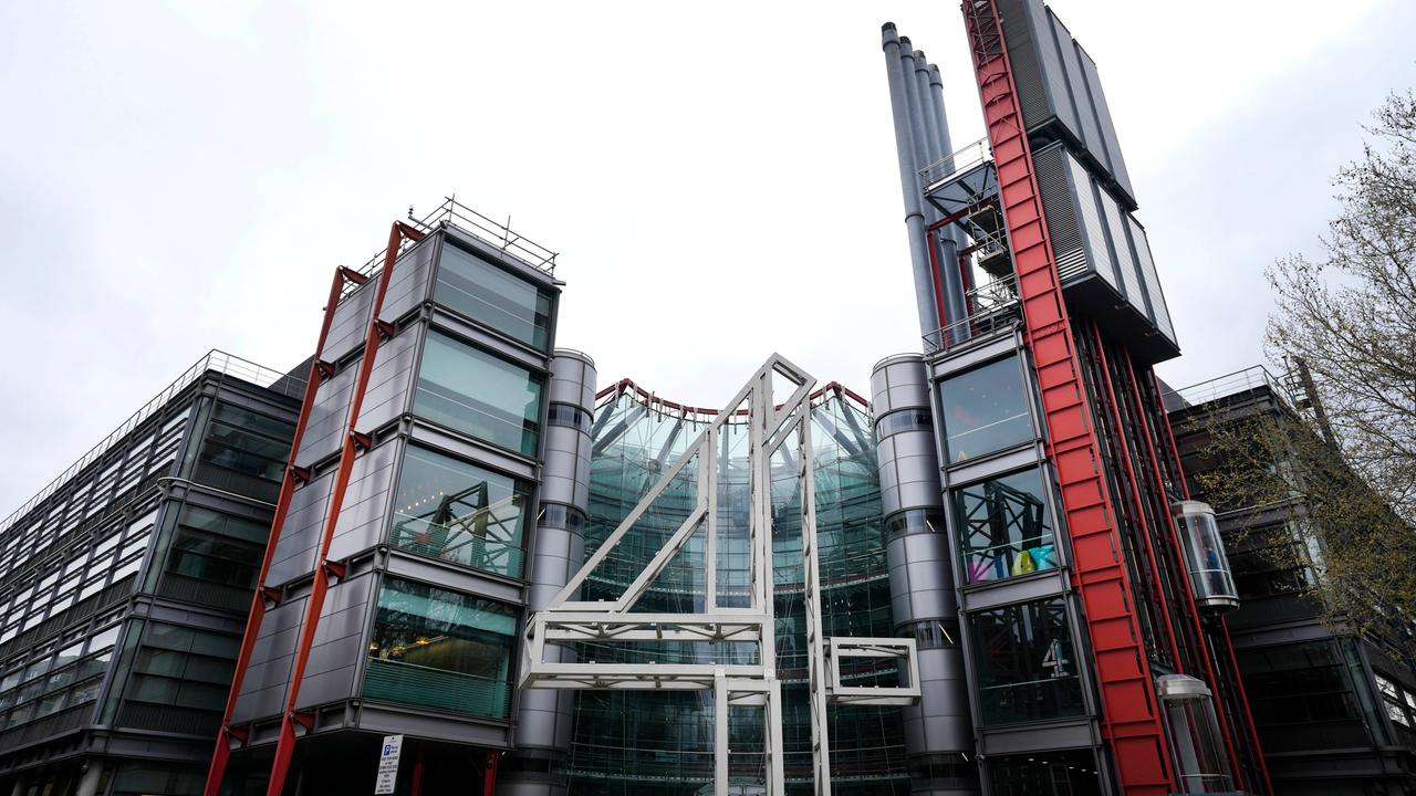 Das Gebäude des britischen TV-Senders "Channel 4" hat eine gewölbte Front aus Glas. Davor steht das große Logo mit der Ziffer Vier aus Leuchtstoffröhren.